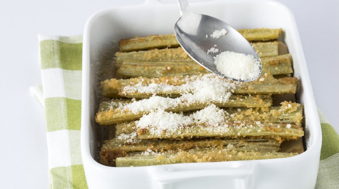 verdure gratinate, aggiunta formaggio ai cardi gratinati
