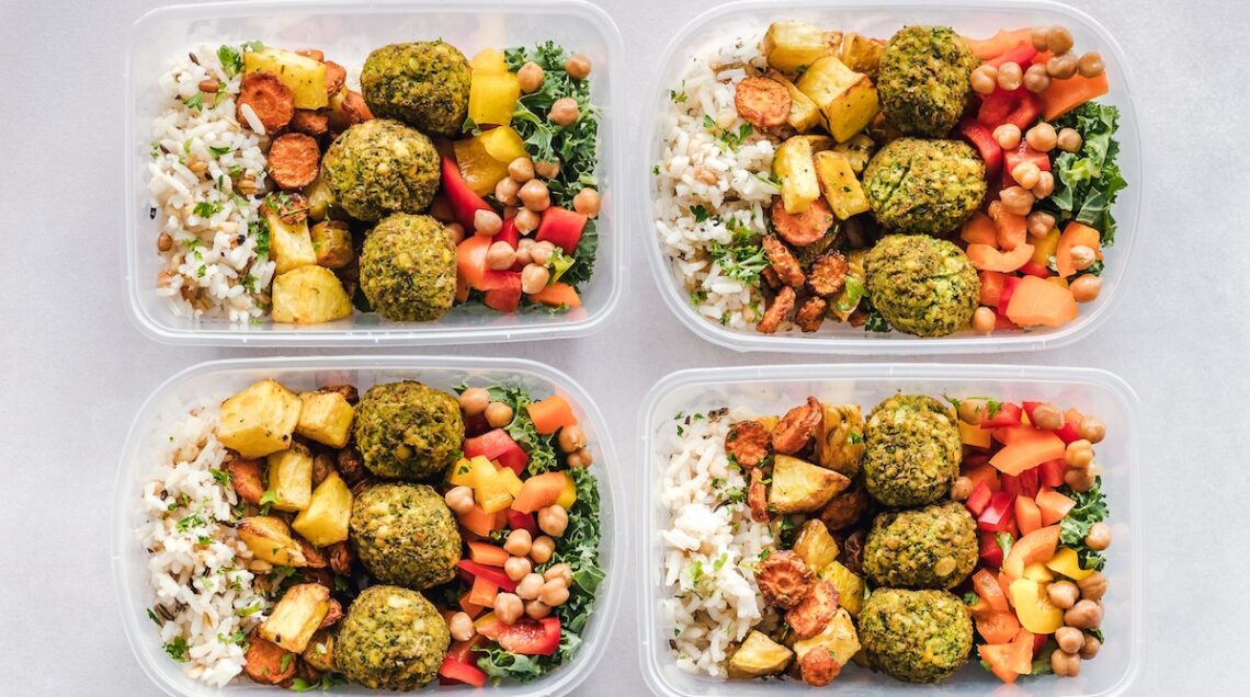 meal prep: riso, felafel, pomodori, ceci e verdure in vaschette