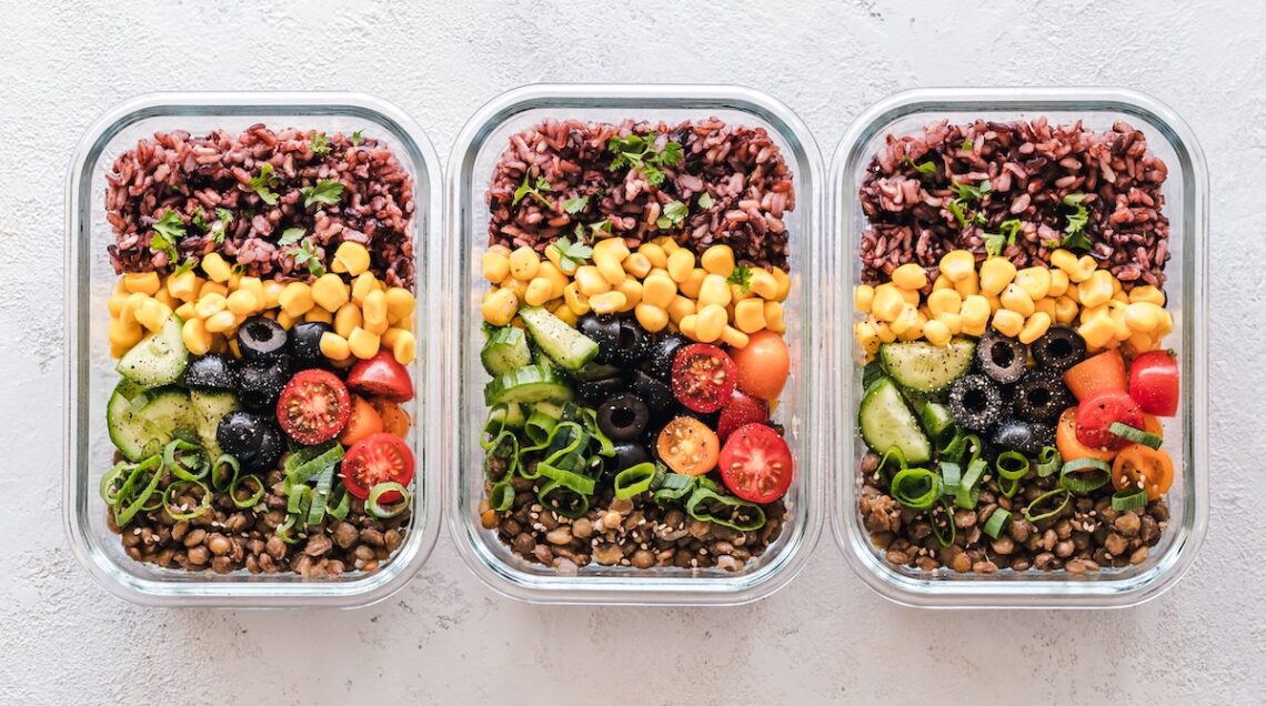 meal prep. mais, pomodori e verdure in vaschette