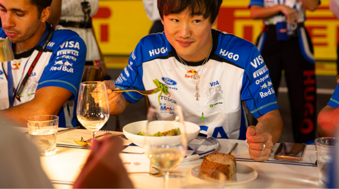 Yuki Tsunoda mangia fusilli al bronzo Barilla su una tavola allestita sul circuito di Monza