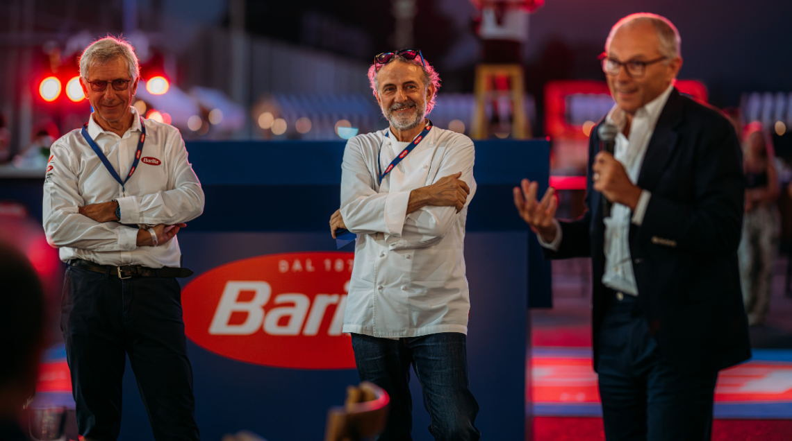 Paolo Barilla, Massimo Bottura, Stefano Domenicali davanti a una tavolata allestita sul circuito di Monza
