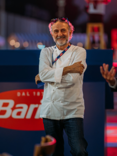 Paolo Barilla, Massimo Bottura, Stefano Domenicali davanti a una tavolata allestita sul circuito di Monza