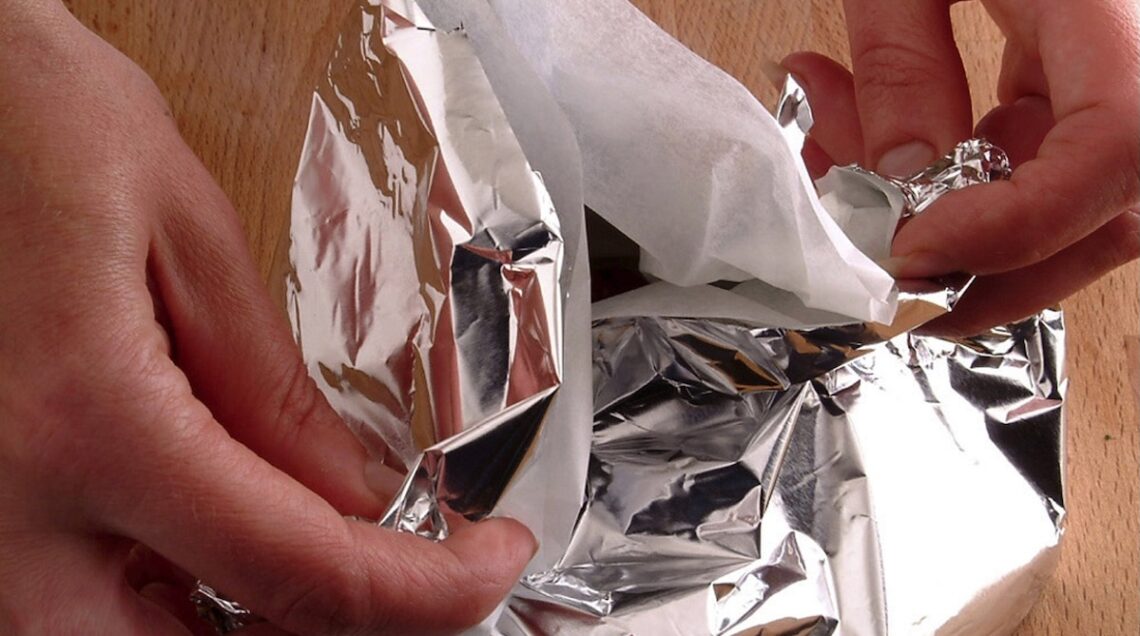 chiusura cartoccio con doppio strato di carta d'alluminio e da forno
