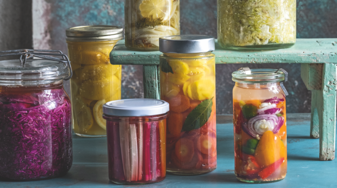 diversi barattoli di vetro con cibi fermentati dentro