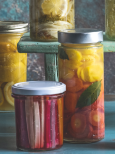 diversi barattoli di vetro con cibi fermentati dentro