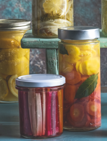 diversi barattoli di vetro con cibi fermentati dentro