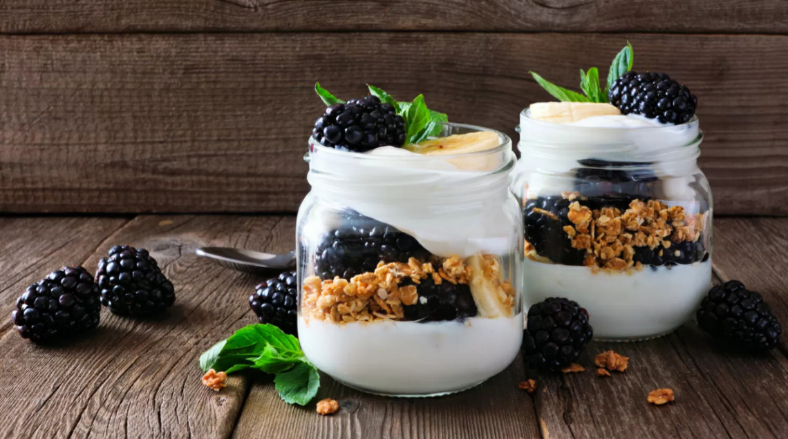yogurt all'interno di un vasetto guarnito ocn more e granola