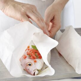 carta da forno avvolta intorno a un pesce per la cottura al cartoccio