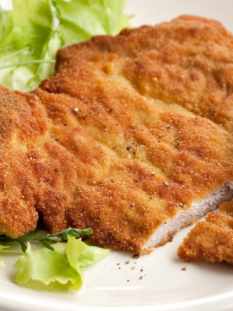 una costoletta alla milanese con forchetta
