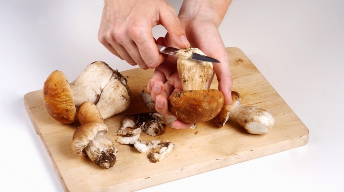 Pulizia dei porcini con eliminazione della base
