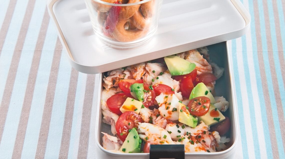 contenitore da asporto con insalata di merluzzo e pomodorini