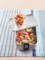 contenitore da asporto con insalata di merluzzo e pomodorini