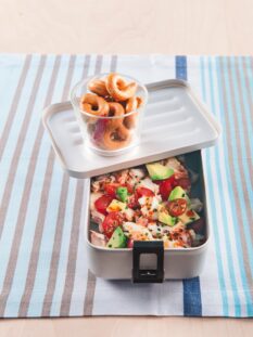 contenitore da asporto con insalata di merluzzo e pomodorini