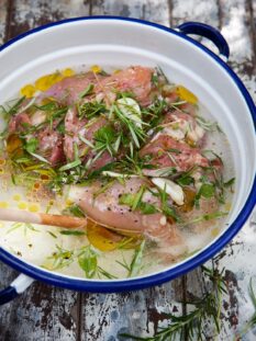 carne immersa in una marinata con erbe aromatiche