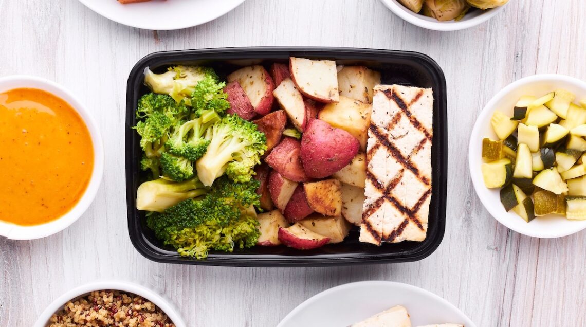 meal prep, vaschette con basi di cibo pronte e assemblate
