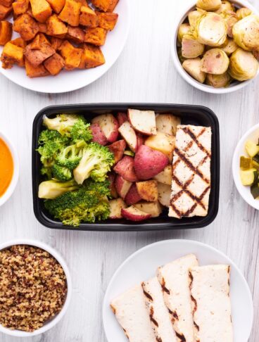 meal prep, vaschette con basi di cibo pronte e assemblate