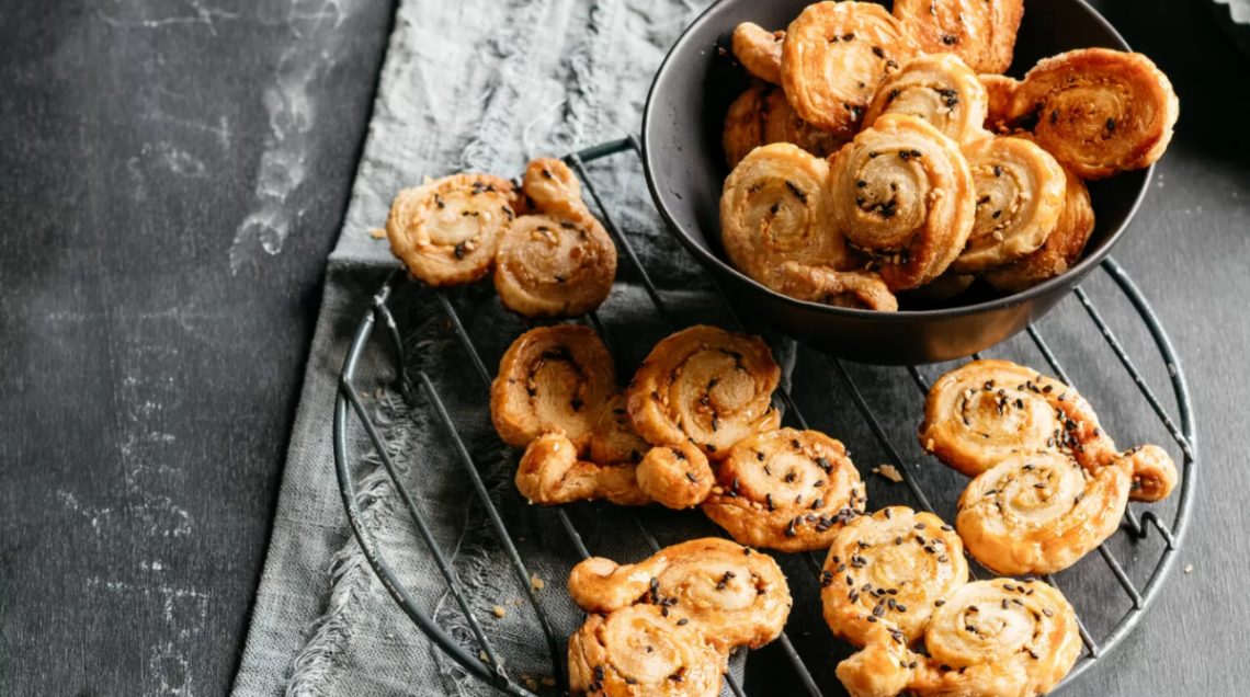Palmier, biscottini di sfoglia, con sesamo e miele
