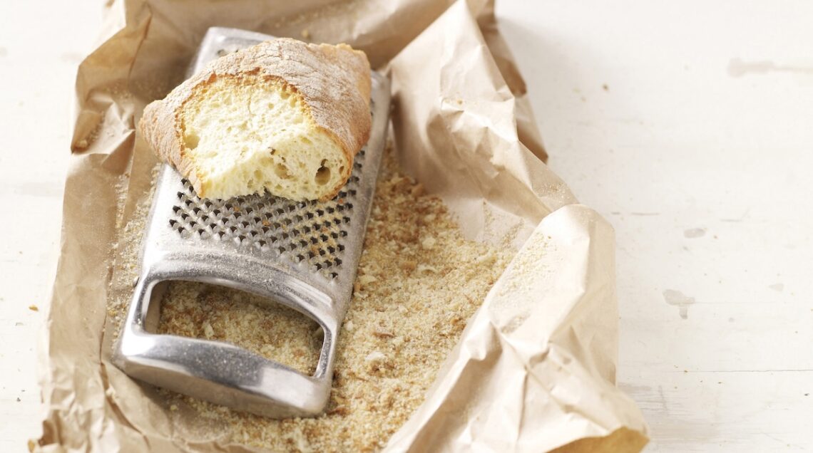 pane raffermo grattugiato con grattugia