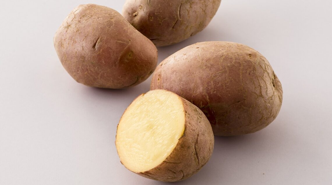 patate crude con la buccia