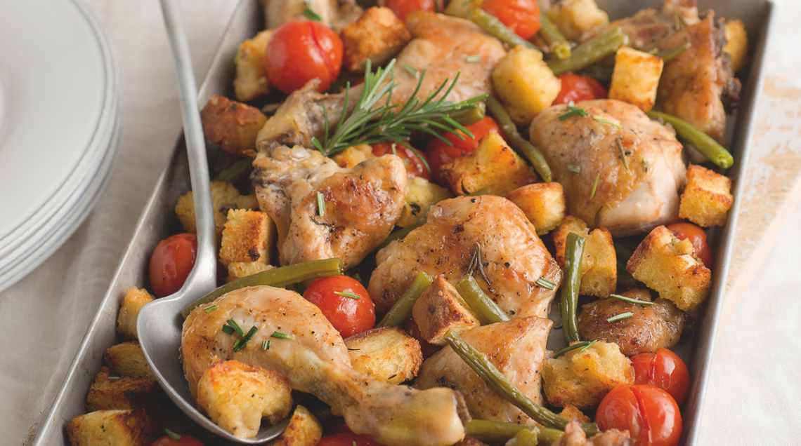 Pollo alle erbe e panzella in una teglia da forno rettangolare