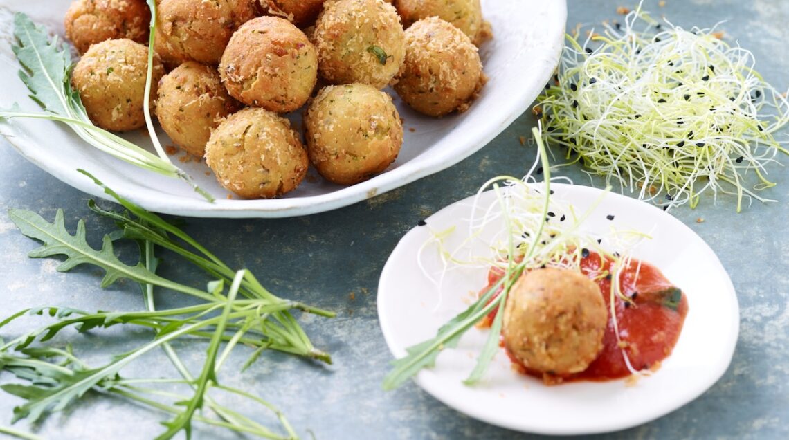 Crocchette di pane e formaggio in salsa al pomodoro e rucola