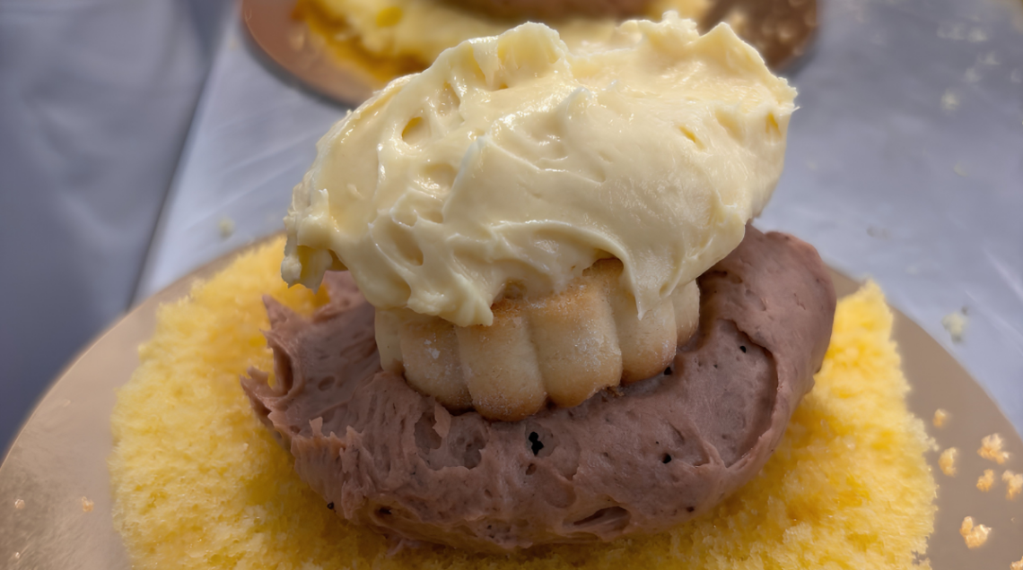 gli strati della sacripantina: pan di spagna, crema al burro al cioccolato, canestrello e crema al burro al profumo di rum