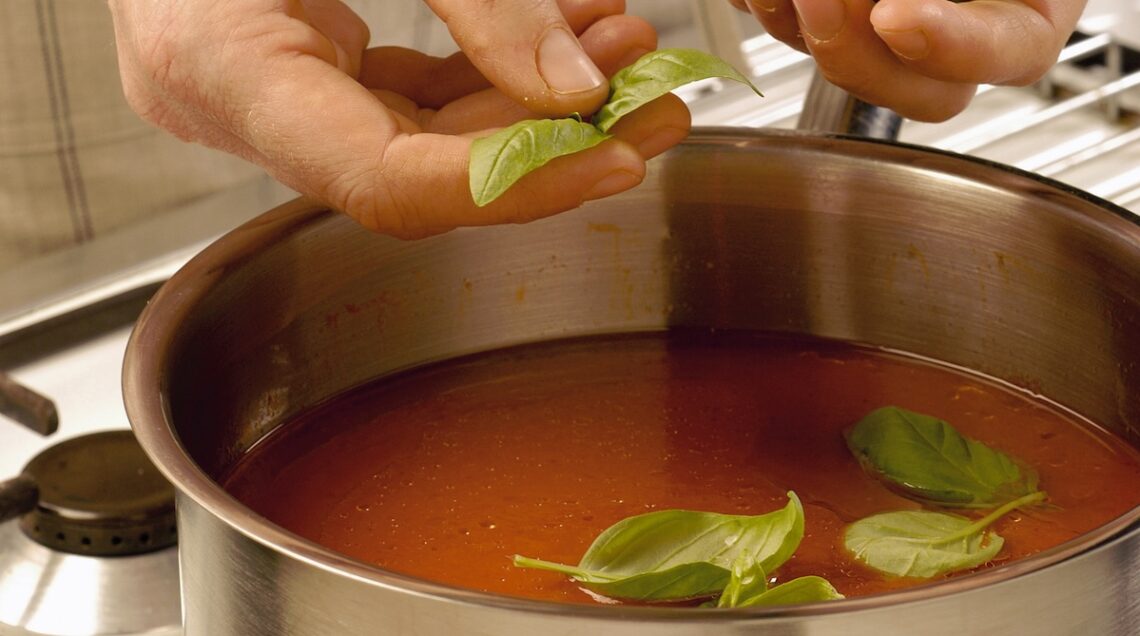 aggiunta di basilico alla salsa di pomodoro