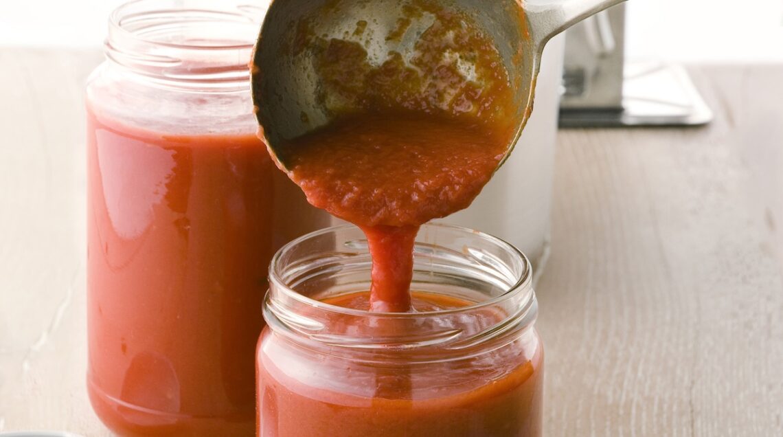 salsa di pomodoro nei vasetti