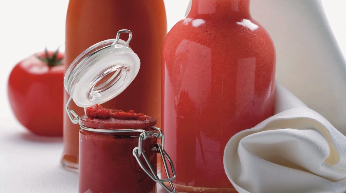 barattoli con salsa, passata, concentrato di pomodoro