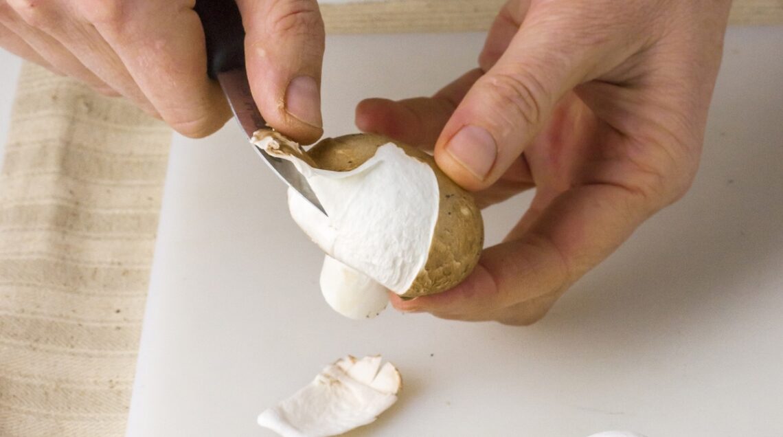 Funghi champignon spellati