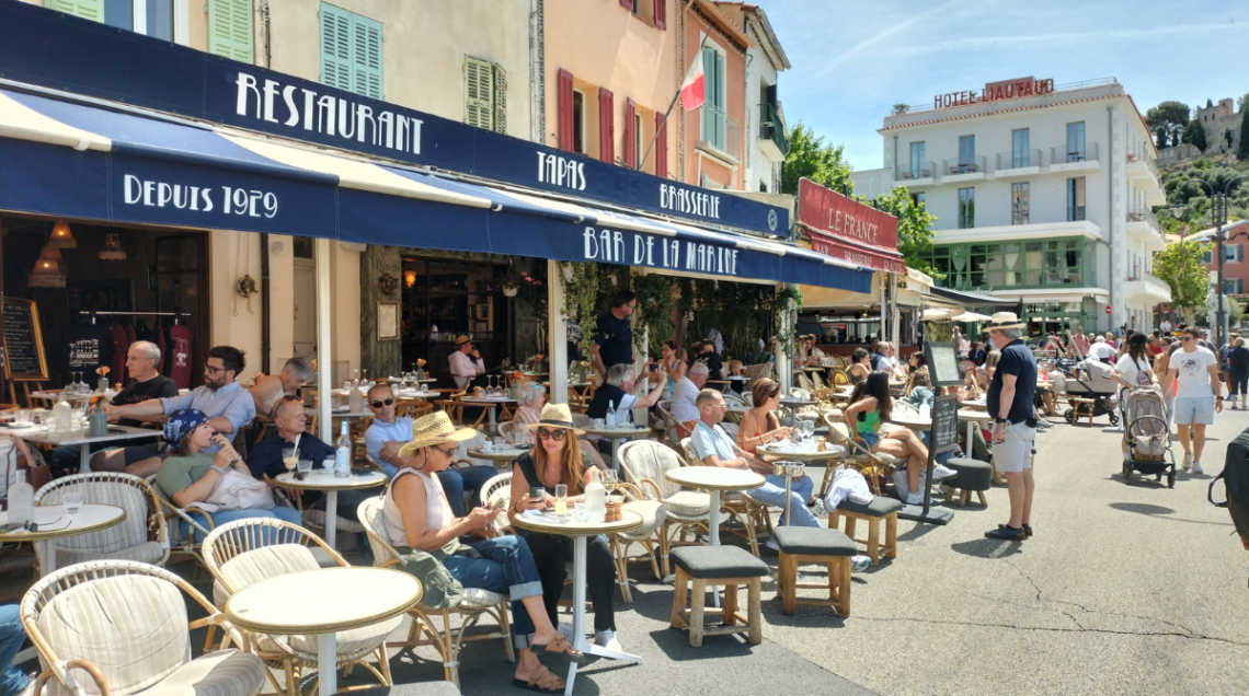 Una via di Cassis con ristoranti