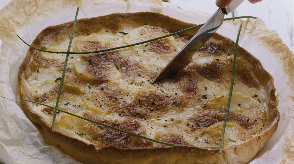 Torta di nocciole con patate e taleggio