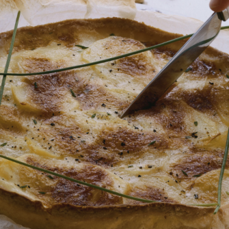 Torta di nocciole con patate e taleggio