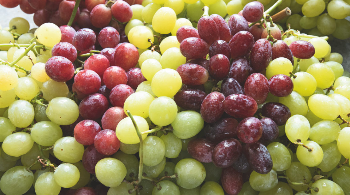diversi grappoli d'uva bianca e rossa