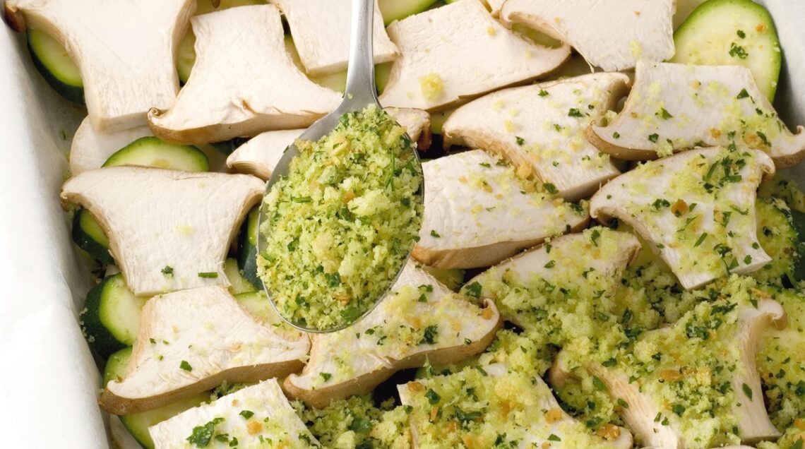 Zucchine e funghi cosparsi con una panure aromatica