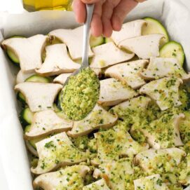 Zucchine e funghi cosparsi con una panure aromatica