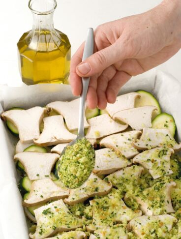 Zucchine e funghi cosparsi con una panure aromatica