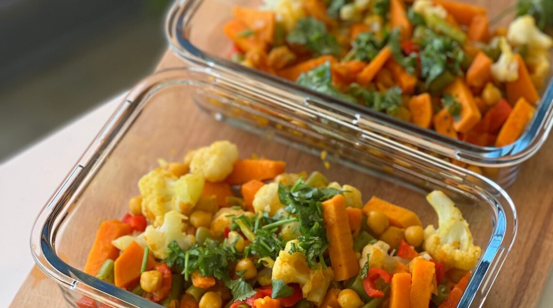 meal prep. legumi e verdure in vaschette di vetro