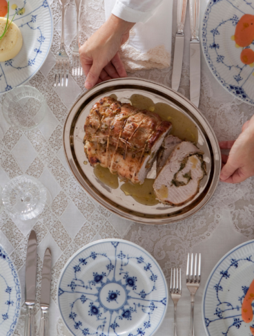 tavolo apparecchiato con diverso cibo