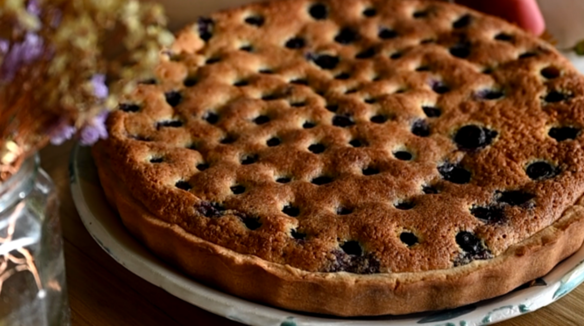 crostata con crema frangipane e mirtilli