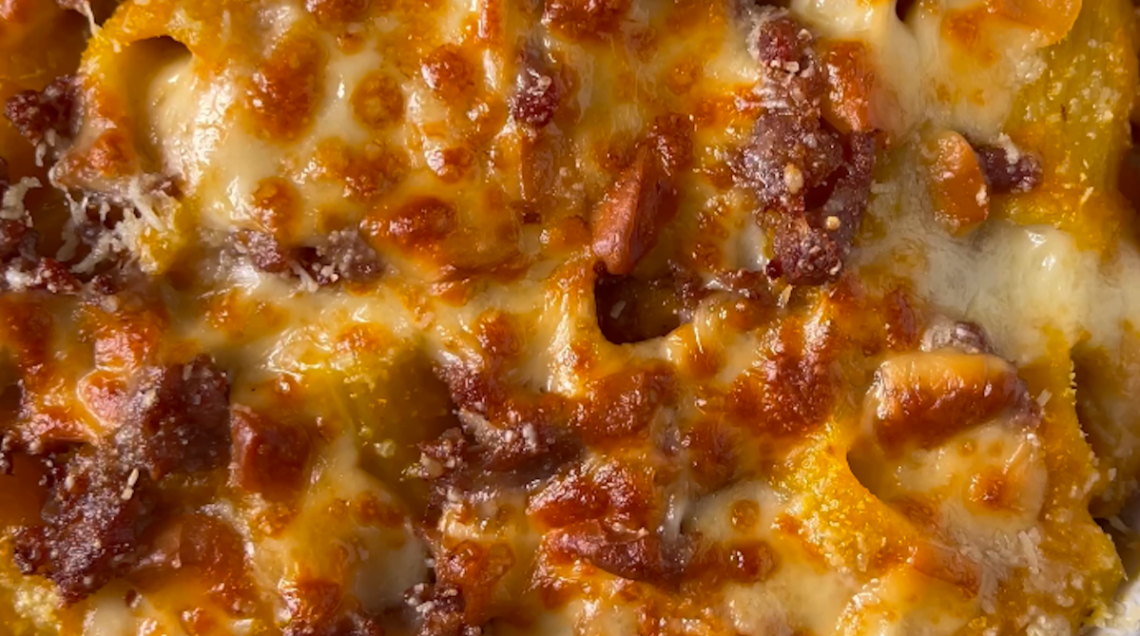 Pasta al forno con crema di zucca, salsiccia e scamorza