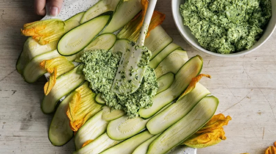 Torta di zucchine e fiori di zucca con bietole e ricotta