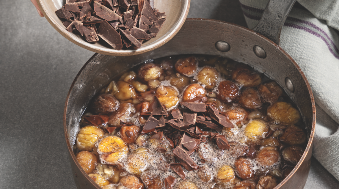castagne all'interno di un tegame con del cioccolato