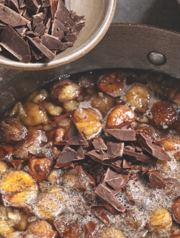 castagne all'interno di un tegame con del cioccolato