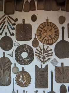 oggetti di vita quotidiana appesi a una parete del museo Guatelli