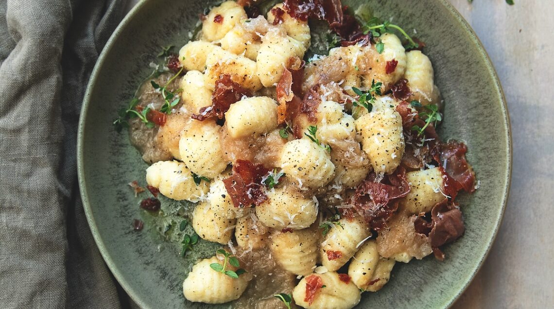 Gnocchi alla crema di scalogni e prosciutto crudo