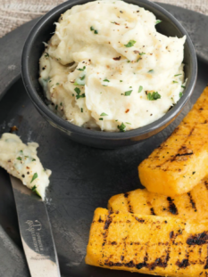 baccalà mantecato con rettangoli di polenta alla griglia