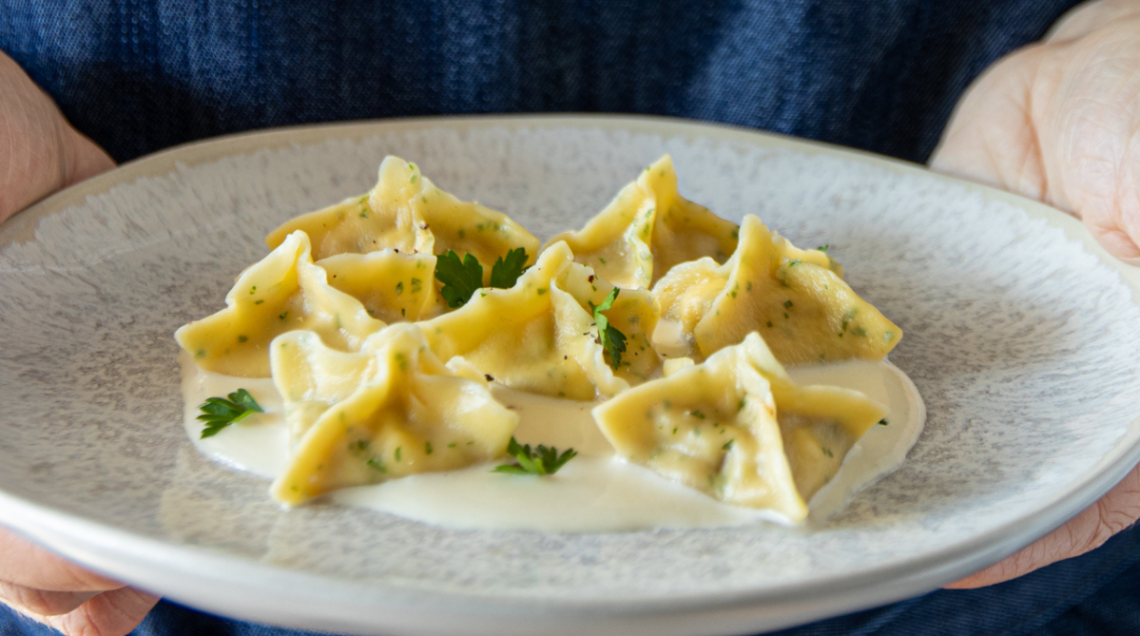 Bauletti di pasta fresca all'uovo fatta in casa ai funghi con fonduta di formaggi di malga