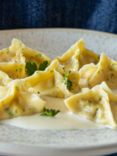 Bauletti di pasta fresca all'uovo fatta in casa ai funghi con fonduta di formaggi di malga