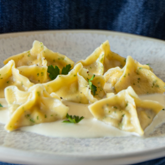 Bauletti di pasta fresca all'uovo fatta in casa ai funghi con fonduta di formaggi di malga